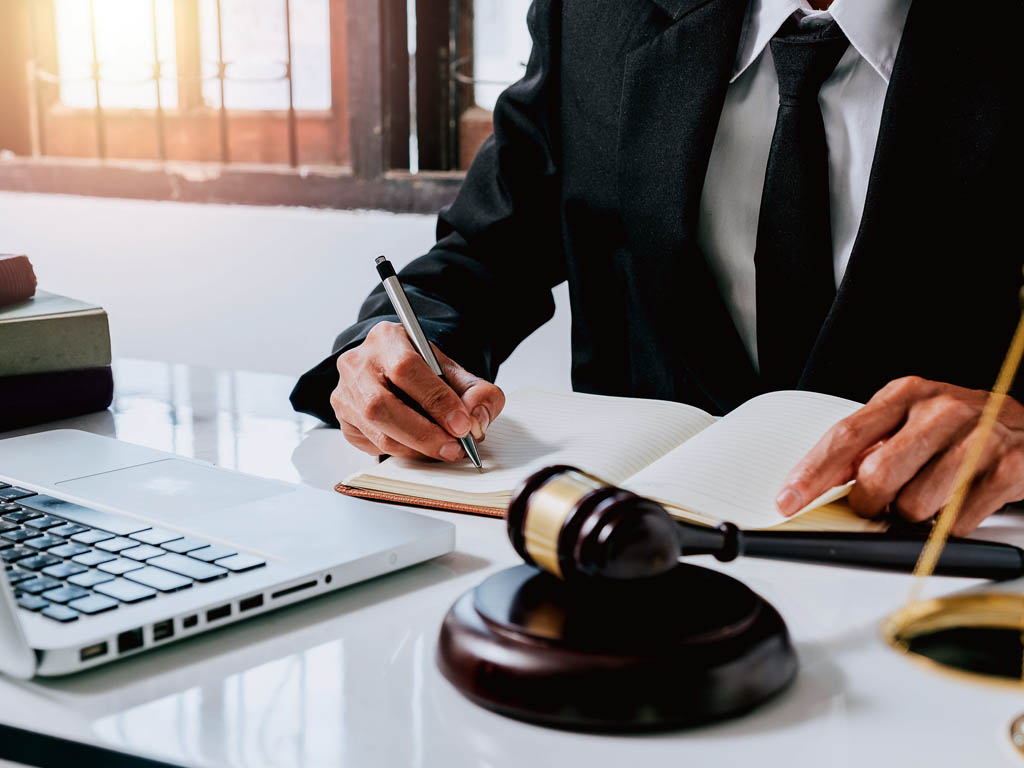 چگونه بهترین وکیل در نیاوران را پیدا کنیم؟